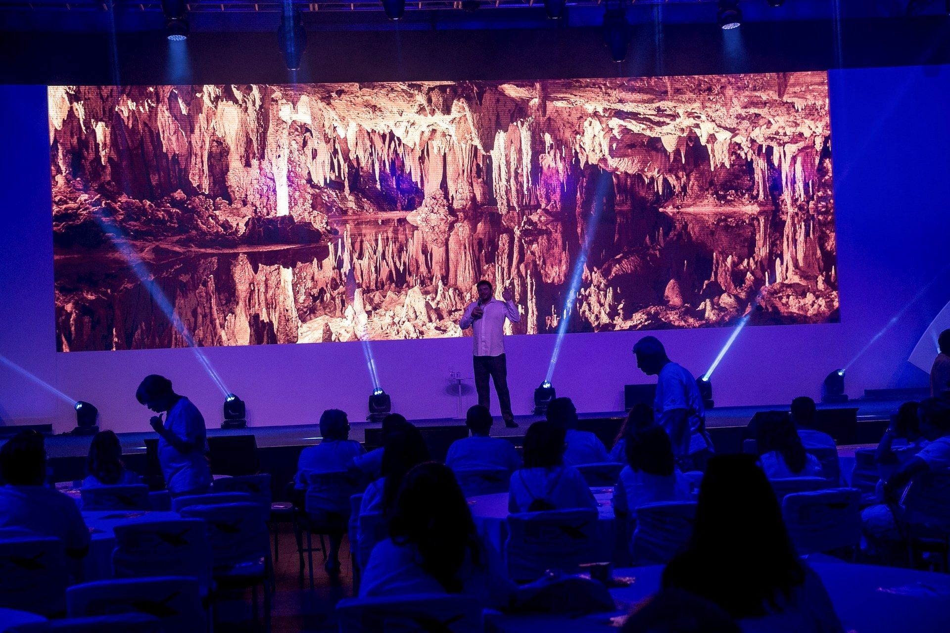 Produção de palco imersiva com telão de LED e plateia em silhueta