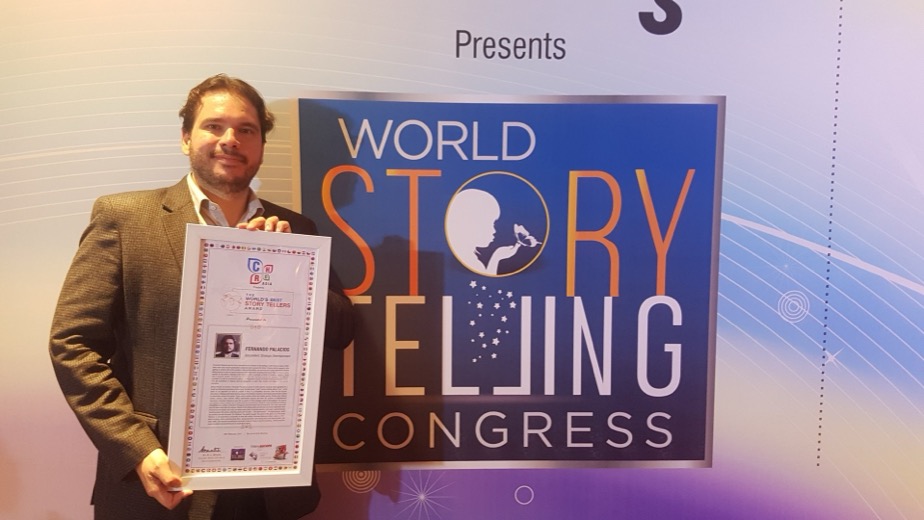 Fernando Palacios com o certificado do World Storytelling Congress